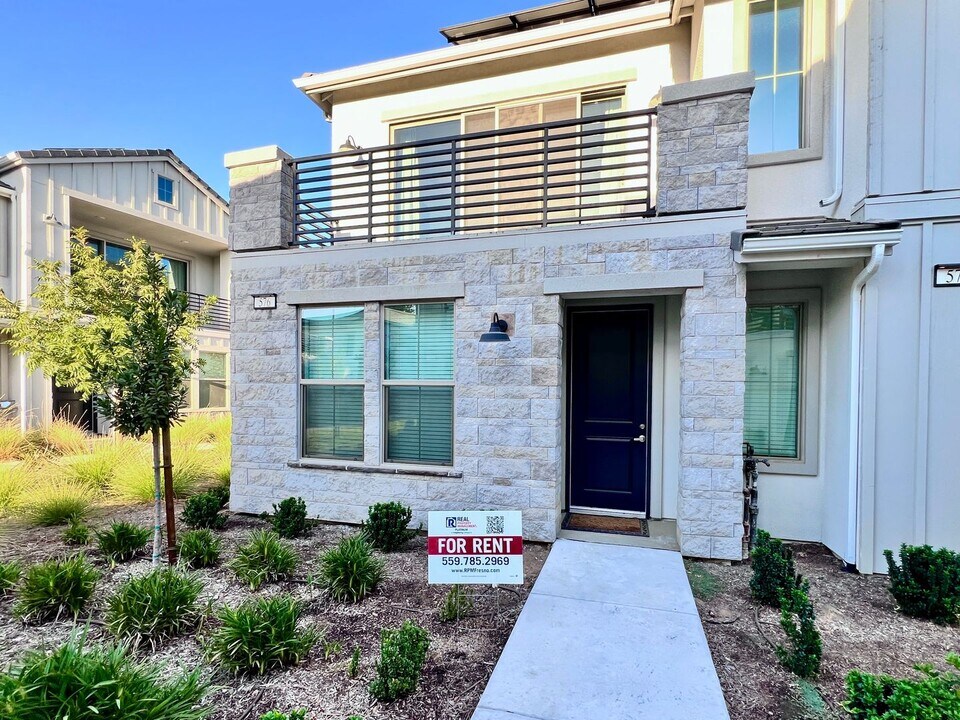 576 N Cindy Ln in Clovis, CA - Building Photo