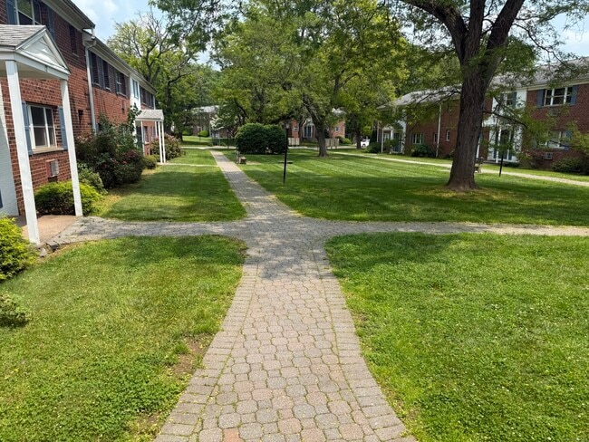 10 Colonial Dr in Rocky Hill, CT - Building Photo - Building Photo