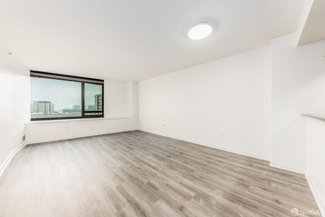 250 King St in San Francisco, CA - Building Photo