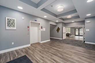 Bee Creek Crossing (Senior Apartments 55+) in Murray, KY - Foto de edificio - Lobby