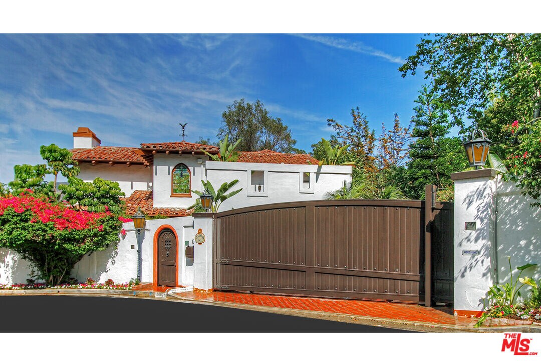 2942 Passmore Dr in Los Angeles, CA - Building Photo
