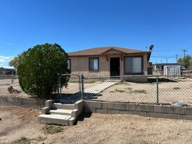 1390 Riverside Dr in Barstow, CA - Building Photo