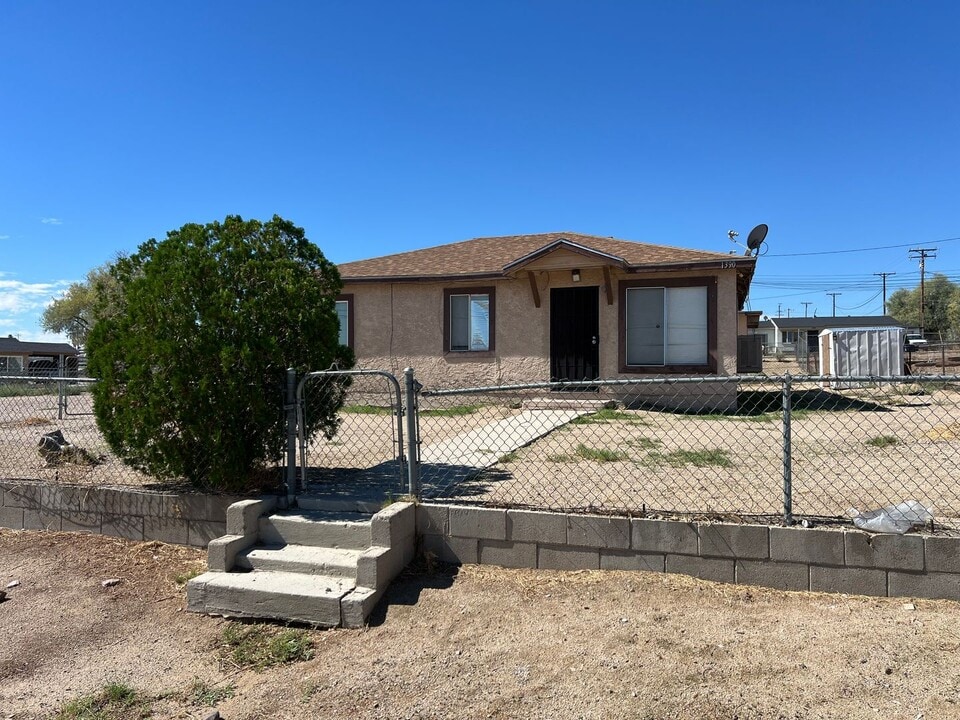 1390 Riverside Dr in Barstow, CA - Building Photo