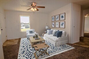 101 Teakwood Dr in Andrews, TX - Building Photo