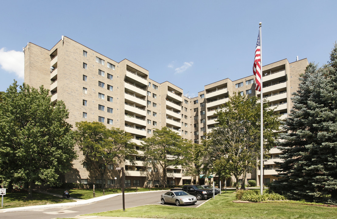 Greenwood Villa in Westland, MI - Foto de edificio