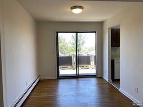 106 Bellgrove Dr-Unit -2B in Mahwah, NJ - Building Photo - Building Photo