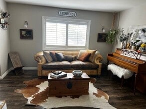 1052 Calle Jazmin in Thousand Oaks, CA - Building Photo - Building Photo