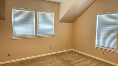 630 Cardwell Ct in Jacksonville, OR - Building Photo - Building Photo