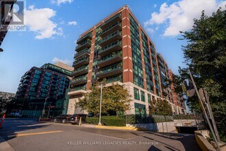 525 Wilson Ave in Toronto, ON - Building Photo - Building Photo