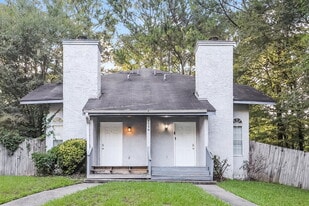 8536 Pineland Dr in Jonesboro, GA - Building Photo