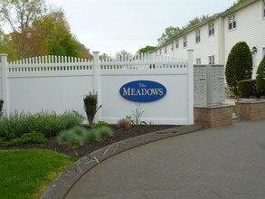 144 E Main St, Unit 1 in Clinton, CT - Foto de edificio - Building Photo
