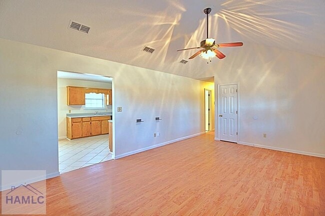 915 Churchfield Dr in Hinesville, GA - Foto de edificio - Building Photo