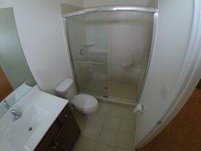 9332 W 33rd Ln in Hialeah, FL - Foto de edificio - Building Photo