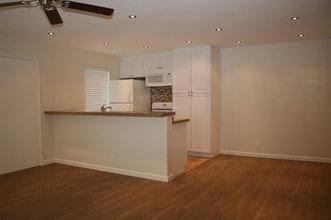 2845 S Fairview St, Unit G in Santa Ana, CA - Building Photo - Building Photo