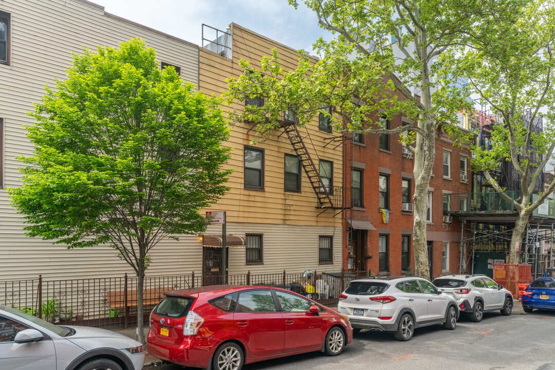 82 N 8th St in Brooklyn, NY - Building Photo