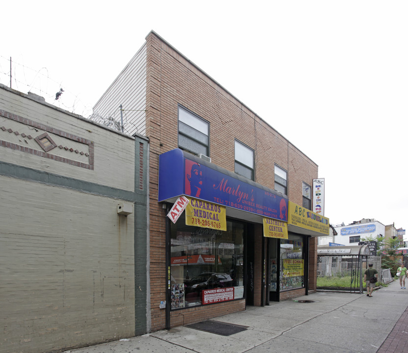 65-21 Roosevelt Ave in Flushing, NY - Building Photo