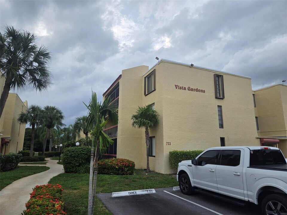 733 SE 1st Way in Deerfield Beach, FL - Building Photo