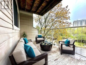 280 Brittany Dr in Ottawa, ON - Building Photo - Building Photo