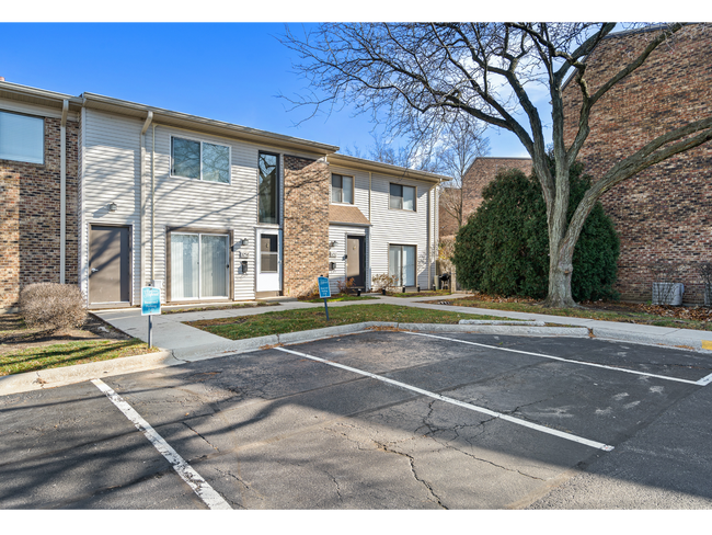 The Townhomes at Highcrest in Woodridge, IL - Foto de edificio - Building Photo