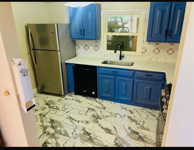 15012 Cordell Ave in Woodbridge, VA - Foto de edificio - Building Photo