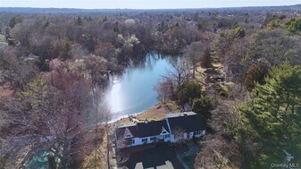 375 Lenox Rd in Huntington Station, NY - Building Photo