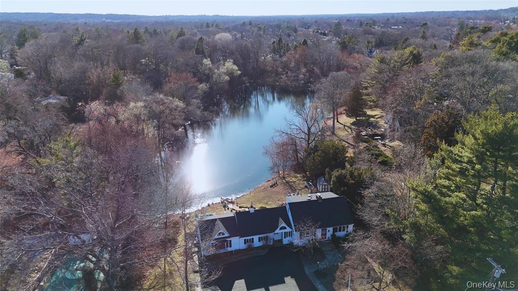 375 Lenox Rd in Huntington Station, NY - Building Photo