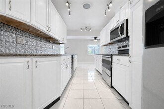 1010 SE 43rd Terrace in Cape Coral, FL - Building Photo - Building Photo