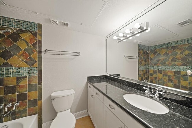 845 Augusta Dr in Houston, TX - Building Photo - Building Photo