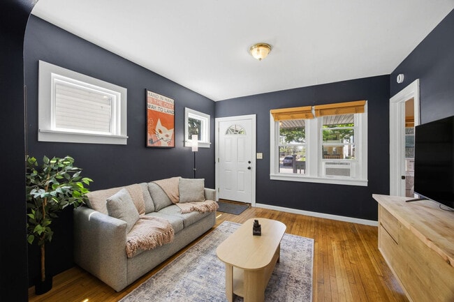 2121 W 11th St