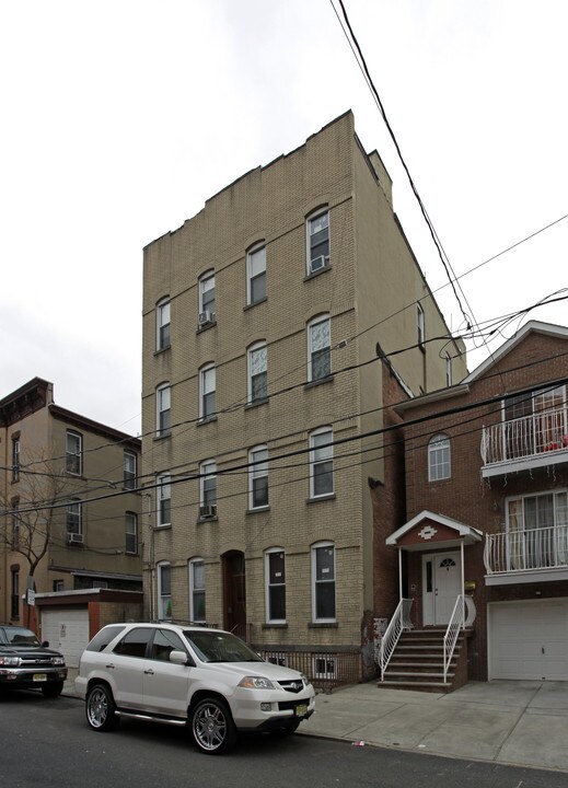 7 St Pauls Ave in Jersey City, NJ - Building Photo