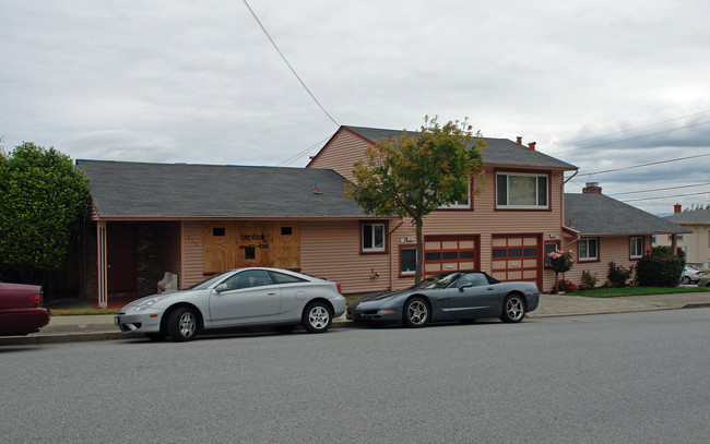 300 Chadbourne Ave in Millbrae, CA - Foto de edificio - Building Photo