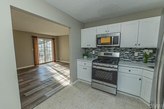 142 Darwin Ln in North Brunswick, NJ - Building Photo - Building Photo