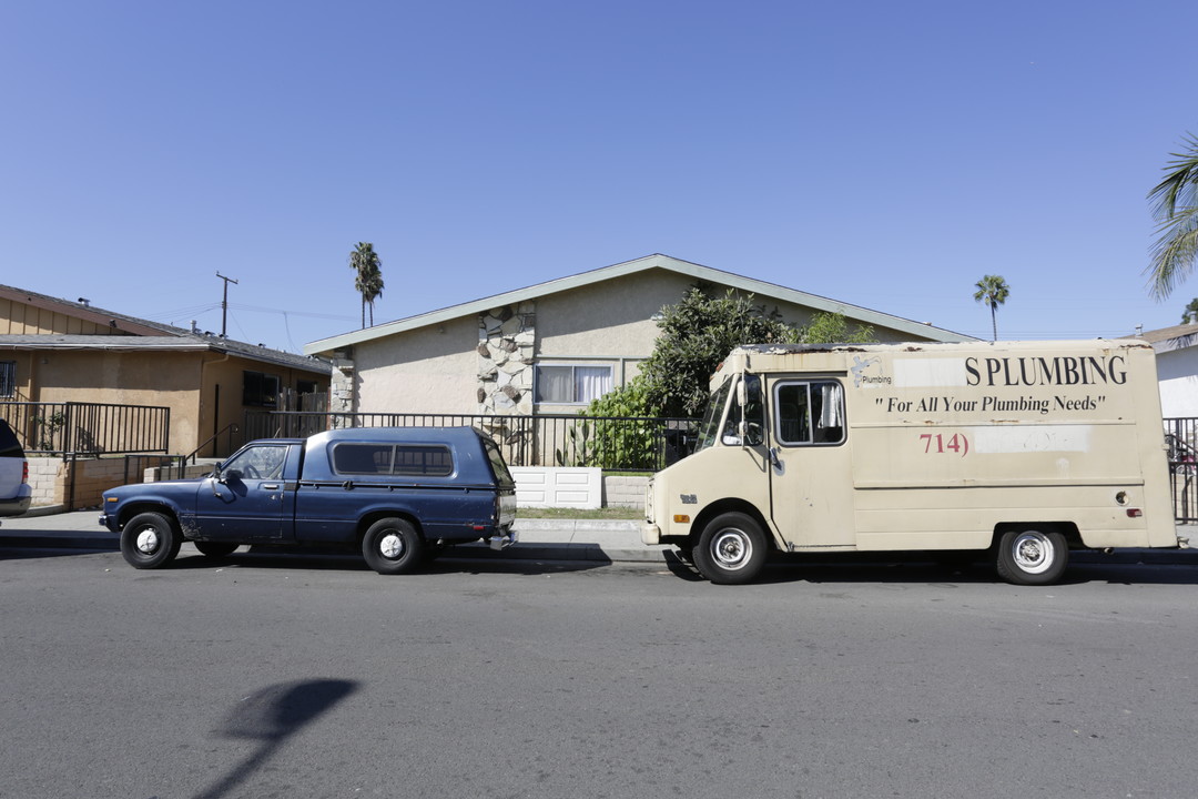 17391 Queens Ln in Huntington Beach, CA - Building Photo