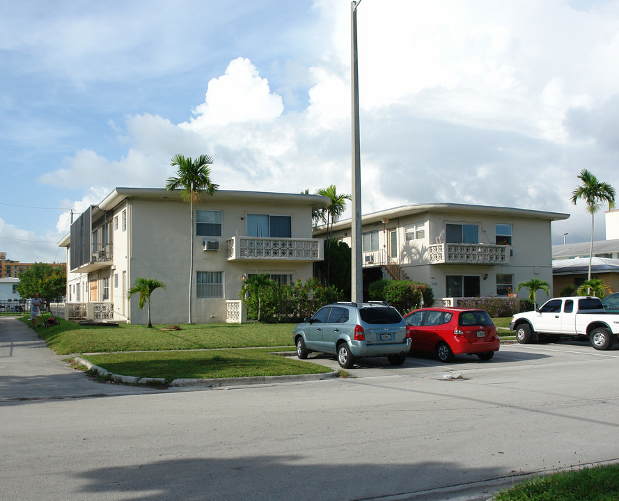 2072 NE 169th St in Miami, FL - Building Photo