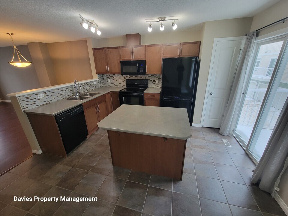 1804-1870 70 St SW in Edmonton, AB - Building Photo