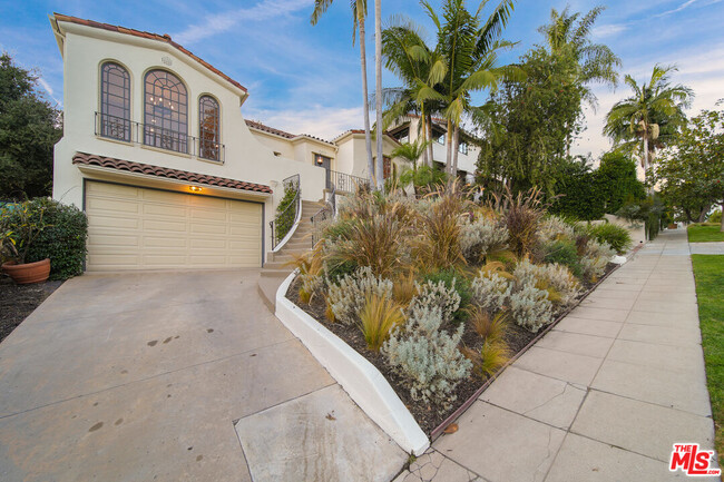 2015 Alexandria Ave in Los Angeles, CA - Foto de edificio - Building Photo