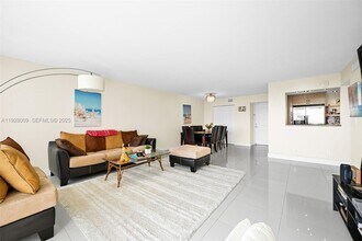 100 Bayview Dr in Sunny Isles Beach, FL - Building Photo - Building Photo