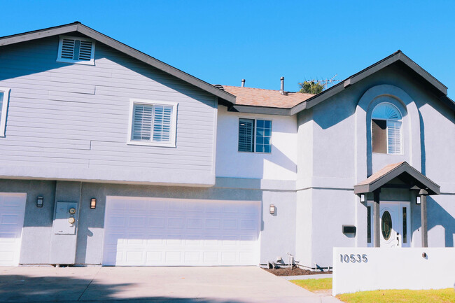 10535 Myrtle St in Downey, CA - Foto de edificio - Building Photo