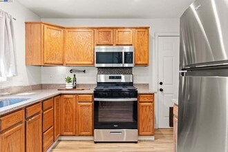 20852 Baker Rd in Castro Valley, CA - Foto de edificio - Building Photo