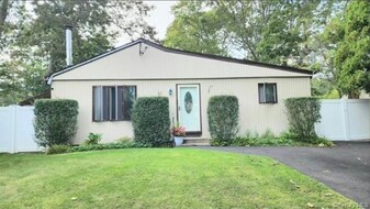 72 Propose Rd in Shirley, NY - Building Photo