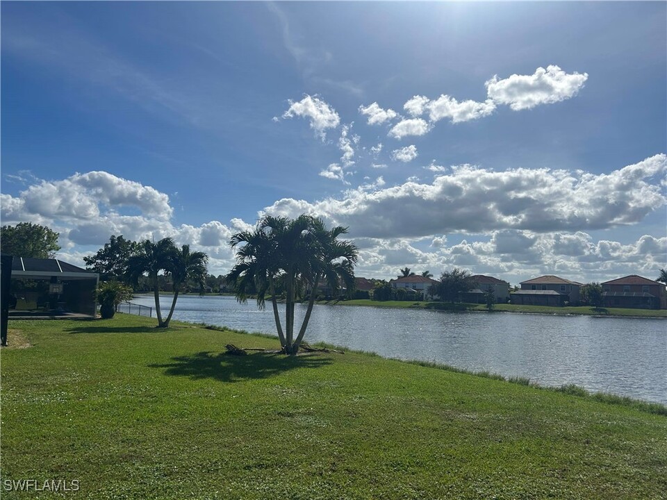 2899 Orange Grove Trail in Naples, FL - Foto de edificio