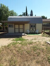 911 Daugherty Rd in Norco, CA - Foto de edificio - Building Photo