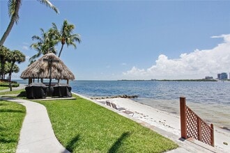 2 Grove Isle Dr in Miami, FL - Building Photo - Building Photo