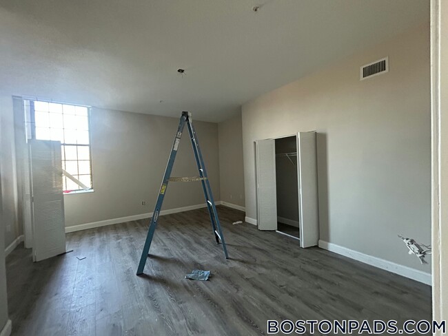 2 Weaver Street in Fall River, MA - Foto de edificio - Building Photo