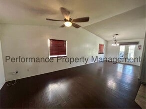 1319 Berkshire Rd in Bakersfield, CA - Building Photo - Building Photo