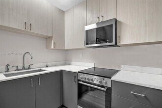 3030 NW 16th St in Miami, FL - Building Photo - Building Photo