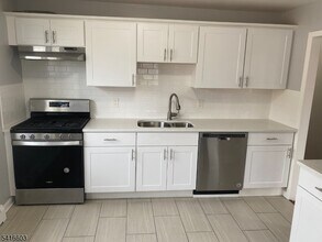 409 Gable Ln in Linden, NJ - Building Photo - Building Photo