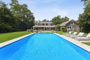 50 Old Main Rd in Quogue, NY - Building Photo