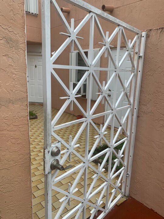 4150 W 10th Ln, Unit Mango Hill in Hialeah, FL - Building Photo