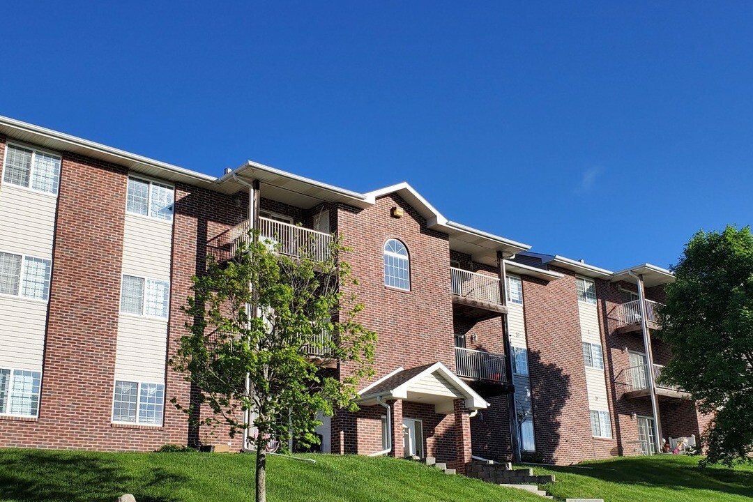 Midland Heights Apartments in Papillion, NE - Building Photo